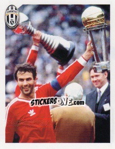 Sticker Cabrini alza al cielo la Coppa Intercontinentale - Juventus 2011-2012 n. 30 - Footprint
