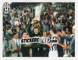 Sticker 1990 - Capitan Tacconi alza Coppa UEFA