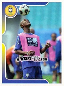 Cromo Gilberto no treinamento - Estrelas da Seleção o Brasil na Copa do Mundo de 2010 n. 94 - Panini