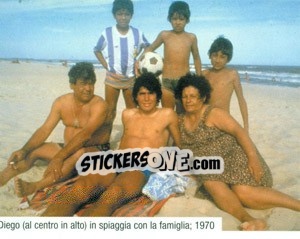 Sticker Maradona Al Mare Con La Famiglia - Maradona Il Più Grande n. 4 - Preziosi