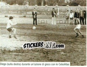 Sticker Diego Durante Un'Azione Di Gioco Con Le Cebollitas