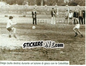 Sticker Diego Durante Un'Azione Di Gioco Con Le Cebollitas - Maradona Il Più Grande n. 8 - Preziosi