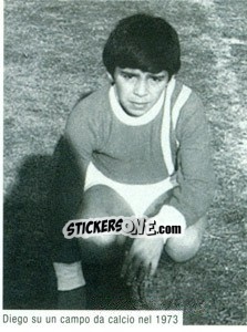 Sticker Diego Maradona In Un Campo Di Calcio 1973 - Maradona Il Più Grande n. 10 - Preziosi