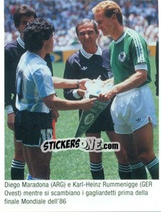 Sticker Maradona E Rumenigge Allo Scambio Dei Gagliardetti - Maradona Il Più Grande n. 149 - Preziosi