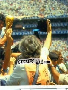 Sticker Maradona Festeggia La Coppa Del Mondo 86' - Maradona Il Più Grande n. 154 - Preziosi