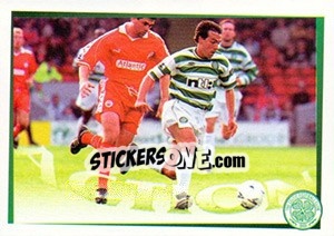 Sticker He looks good on Pepper... (Eyal Berkovic vs. Nigel Pepper (Aberdeen)) - Celtic FC 2000-2001 n. 111 - Panini