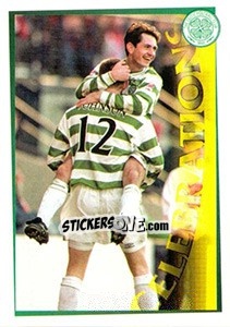 Figurina TJ gets a lift... (Jackie McNamara / Tommy Johnson) - Celtic FC 2000-2001 - Panini