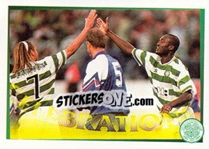 Figurina High fives... (Henrik Larsson / Olivier Tebily) - Celtic FC 2000-2001 - Panini