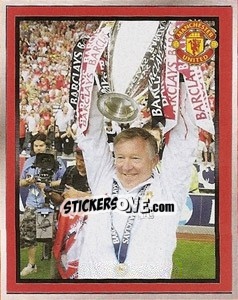 Figurina Sir Alex Ferguson with the Premier League trophy - Manchester United 2008-2009 n. 10 - Panini