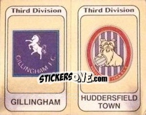 Figurina Badge Gillingham / Badge Huddersfield Town - UK Football 1981-1982 - Panini