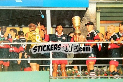 Sticker Players with the Trophy - FC Bayern München Foto-Cards 1998-1999 - Panini