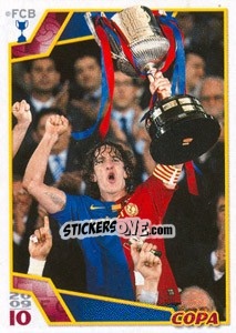 Sticker Карлес Пуйоль с Кубком Испании - FC Barcelona 2009-2010 - Panini