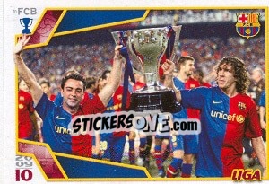 Sticker Кубок чемпионов Испании в руках Пуйоля и Хави. - FC Barcelona 2009-2010 - Panini