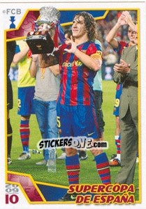 Sticker Карлес Пуйоль с Суперкубком Испании - FC Barcelona 2009-2010 - Panini